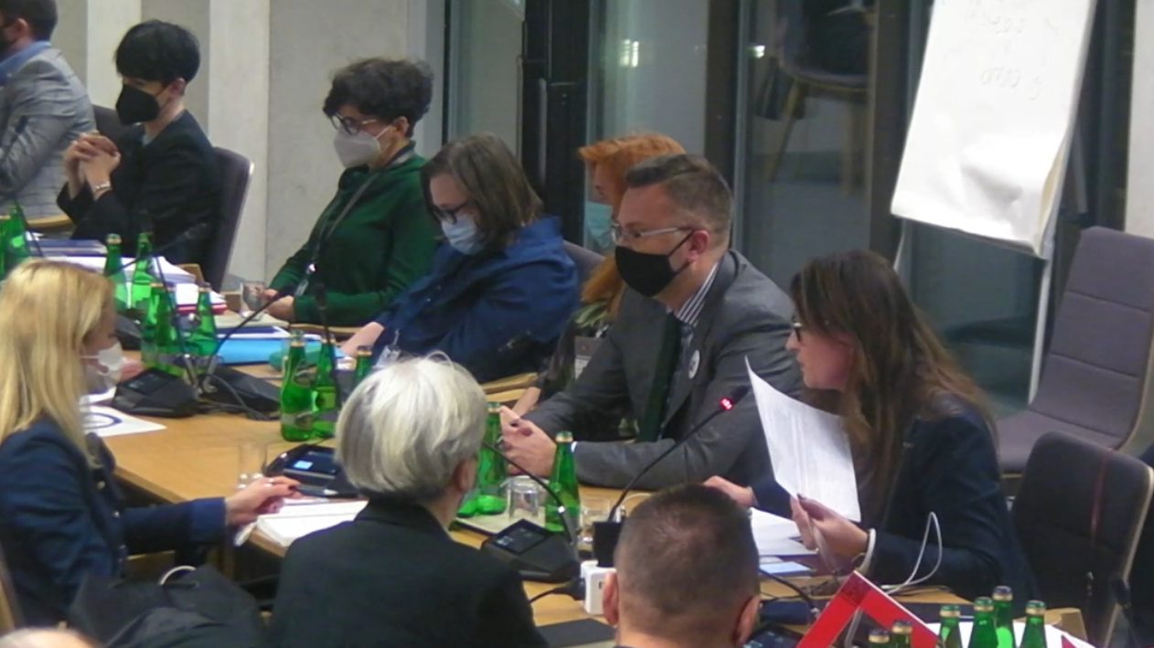 posiedzenie sejmowej komisji, ludzie za stołami siedzą, Rafal Rudnicki, Renata Kaznowska